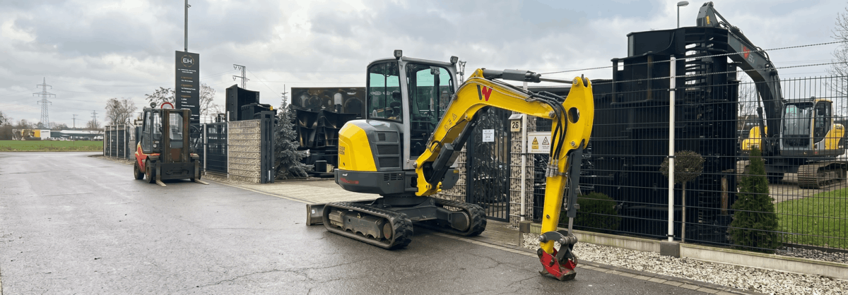 Компактный экскаватор Wacker Neuson, оснащенный системой VDS, снятый в парке техники
