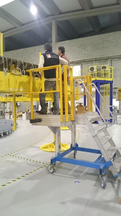 Platforma mobilă din aluminiu cu rabatabil și șine pliabile