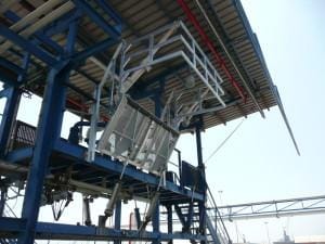 Instalarea unei platforme pliabile din aluminiu la bornele portului pentru camioane