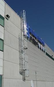 Scări verticale cu protecție la spate