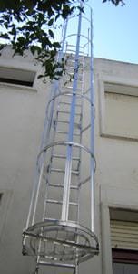 Scări verticale cu protecție la spate